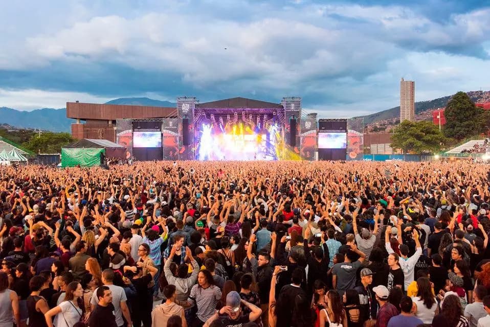 Público disfrutando una fiesta en vivo